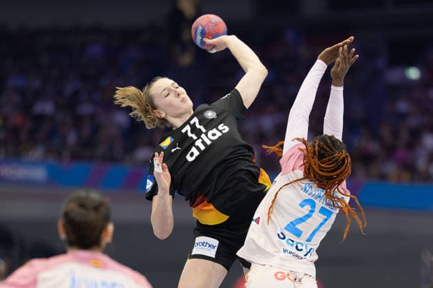 Spain Germany, IHF Womens Handball World Championship Viola Leuchter Germany, 77 throws against the defense of Danila So Delgado Pinto Spain, 27 3 Main round match of the Womens Handball World Championship between Spain and Germany on December 6, 2025 at the Westfalenhalle in Dortmund , Dortmund Nordrhein Westfalen Germany Westfalenhalle