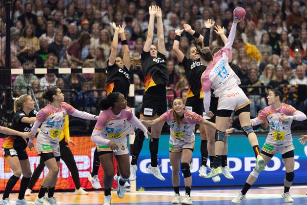 Spain Germany, IHF Womens Handball World Championship Ester Somaza Spain, 19 fails with a free throw against the German defensive wall consisting of Aimee von Pereira Germany, 49 , Viola Leuchter Germany, 77 and Emily Vogel Germany, 20 3 Main round match of the Womens Handball World Championship between Spain and Germany on December 6, 2025 at the Westfalenhalle in Dortmund , Dortmund Nordrhein Westfalen Germany Westfalenhalle
