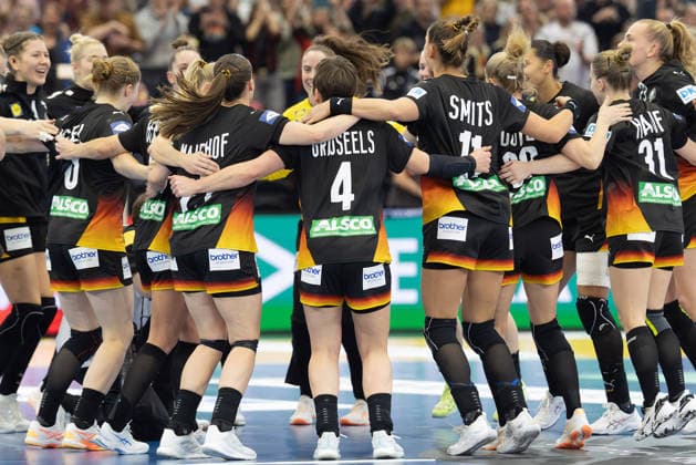 Spain Germany, IHF Womens Handball World Championship cheers of the German team after the end of the match 3 main round match of the Womens Handball World Championship between Spain and Germany on December 6, 2025 at the Westfalenhalle in Dortmund , Dortmund Nordrhein Westfalen Germany Westfalenhalle