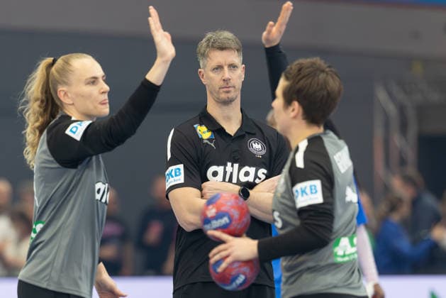Spain Germany, IHF Womens Handball World Championship national coach Markus Gaugisch watches the warm-up program of his players 3 main round match of the Womens Handball World Championship between Spain and Germany on 6 December 2025 at the Westfalenhalle in Dortmund , Dortmund Nordrhein Westfalen Germany Westfalenhalle