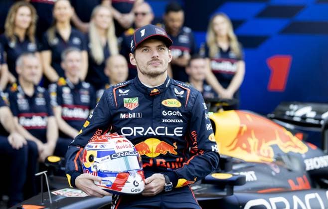 ABU DHABI - Max Verstappen (Red Bull Racing) during a team photo at the Yas Marina Circuit prior to the Abu Dhabi Grand Prix. ANP SANDER KONING xVIxANPxSportx xxANPxIVx 544153499 originalFilename: 544153499.jpg