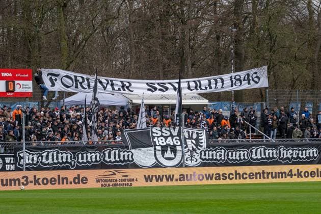 06 12 25, Soccer 3 Liga, Season 2025 2026, Matchday 17, Viktoria Koeln SSV Ulm 1846 at Sportpark Hoehenberg The Ulm fans get into the mood in their block Important note According to the regulations of the DFL German Football League or the DFB German Football Association, it is prohibited to use or have used photographs taken in the stadium and or of the match in the form of sequential images and or video-like photo series Photo Kirchner Media Thomas Haesler Copyright: xKirchner-Media ThomasxHaeslerx