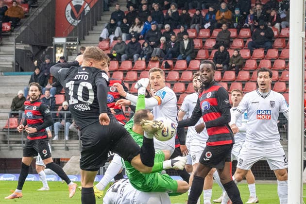 06 12 25, Soccer 3 Liga, Season 2025 2026, Matchday 17, Viktoria Koeln SSV Ulm 1846 at Sportpark Hoehenberg David Otto Viktoria Koeln, 10 tries to get the ball into the goal with his heel Important note According to the regulations of the DFL German Football League or the DFB German Football Association, it is prohibited to use or have used photographs taken in the stadium and or of the match in the form of sequential images and or video-like photo series Photo Kirchner Media Thomas Haesler Copyright: xKirchner-Media ThomasxHaeslerx
