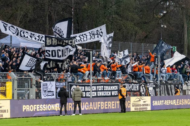 06 12 25, Football 3 Liga, Season 2025 2026, Matchday 17, Viktoria Koeln SSV Ulm 1846 at Sportpark Hoehenberg The Ulm fans celebrate the victory of their team Important note According to the regulations of the DFL German Football League and the DFB German Football Association, it is prohibited to use or have used photographs taken in the stadium and or of the match in the form of sequential images and or video-like photo series Photo Kirchner Media Thomas Haesler Copyright: xKirchner-Media ThomasxHaeslerx