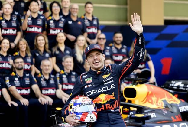ABU DHABI - Max Verstappen (Red Bull Racing) during a team photo at the Yas Marina Circuit prior to the Abu Dhabi Grand Prix. ANP SANDER KONING xVIxANPxSportx xxANPxIVx 544154613 originalFilename: 544154613.jpg