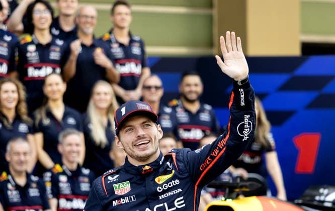 ABU DHABI - Max Verstappen (Red Bull Racing) during a team photo at the Yas Marina Circuit prior to the Abu Dhabi Grand Prix. ANP SANDER KONING xVIxANPxSportx xxANPxIVx 544154643 originalFilename: 544154643.jpg