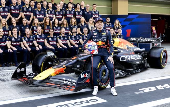 ABU DHABI - Max Verstappen (Red Bull Racing) during a team photo at the Yas Marina Circuit prior to the Abu Dhabi Grand Prix. ANP SANDER KONING xVIxANPxSportx xxANPxIVx 544154948 originalFilename: 544154948.jpg