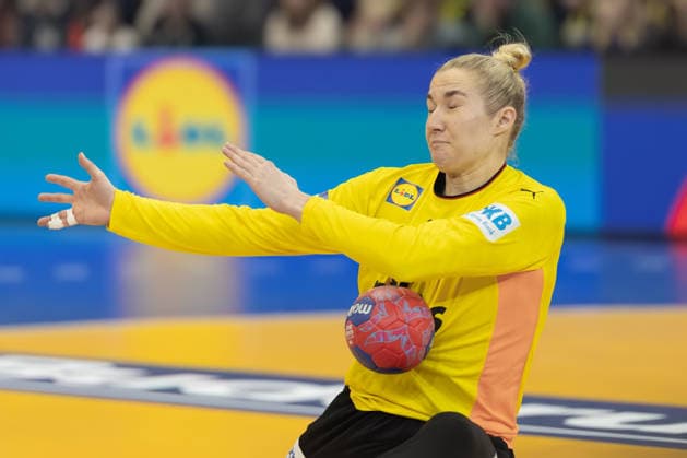 Spain Germany, IHF Womens Handball World Championship parade by goalkeeper Katharina Filter Germany, 42 3 main round match of the Womens Handball World Championship between Spain and Germany on December 6, 2025 at the Westfalenhalle in Dortmund , Dortmund Nordrhein Westfalen Germany Westfalenhalle
