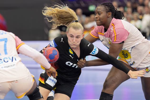 Spain Germany, IHF Womens Handball World Championship Annika Lott Germany, 23 between Danila So Delgado Pinto Spain, 27 and Lysa Tchaptchet Spain, 24, right 3 main round match of the Womens Handball World Championship between Spain and Germany on December 6, 2025 at the Westfalenhalle in Dortmund , Dortmund Nordrhein Westfalen Germany Westfalenhalle