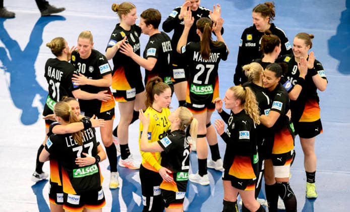 Final cheer Team GER, Team, front from left Viola Leuchter GER , Xenia Smits GER , Goalkeeper Sarah Wachter GER , Antje Doell Döll GER , Annika Lott GER , also Jenny Behrend GER , Aimee von Pereira GER , Lisa Antl GER , , Main Round 3 Matchday, Spain ESP Germany GER 25 29, on 06 12 2025 in Dortmund Germany Womens Handball World Championship 2025, from 26 11 14 12 2025 in Germany Netherlands Westfalenhalle