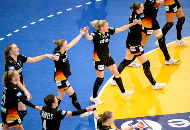 Final cheer Team GER, La Ola, f l Annika Lott GER , Viola Leuchter GER , Alexia Hauf GER , Antje Doell Döll GER , Nieke Kuehne Kühne GER Main Round 3 Matchday, Spain ESP Germany GER 25 29, on 06 12 2025 in Dortmund Germany Womens Handball World Championship 2025, from 26 11 14 12 2025 in Germany Netherlands Westfalenhalle