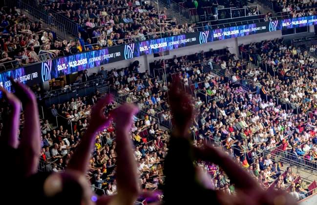 Feature, La Ola of the fans in the Westfalenhalle, main round 3 matchday, Spain ESP Germany GER 25 29, on 06 12 2025 in Dortmund Germany Womens Handball World Championship 2025, from 26 11 14 12 2025 in Germany Netherlands Westfalenhalle