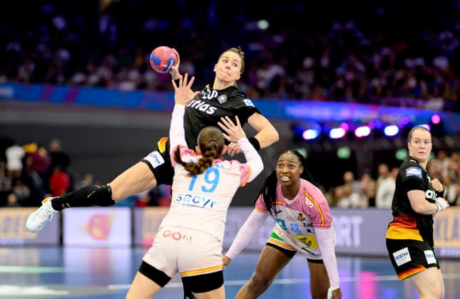 v l Emily Vogel GER , SOMAZA BOSCH Ester ESP , TCHAPTCHET DEFO Lyndie ESP , Lisa Antl GER , action, duel, throw, main round 3 match day, Spain ESP Germany GER , on 06 12 2025 in Dortmund Germany Womens Handball World Championship 2025, from 26 11 14 12 2025 in Germany Netherlands Westfalenhalle