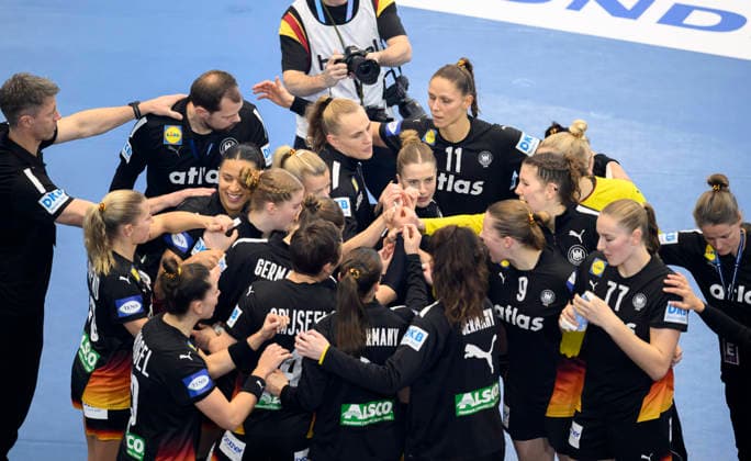 Team GER swears in before the game, team circle, team, team circle, main round 3 match day, Spain ESP Germany GER 25 29, on 06 12 2025 in Dortmund Germany Womens Handball World Championship 2025, from 26 11 14 12 2025 in Germany Netherlands Westfalenhalle