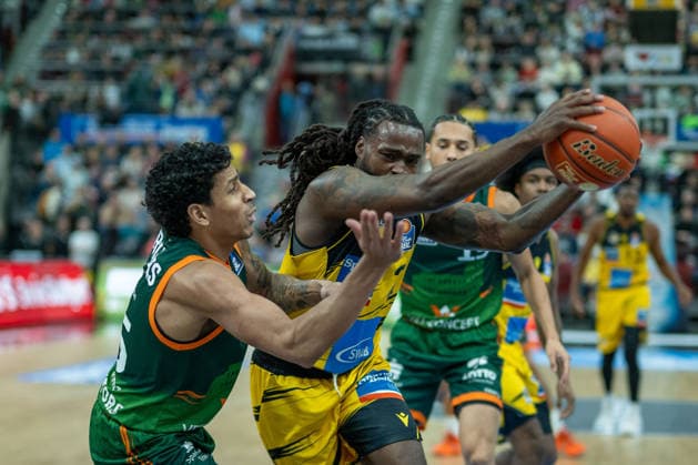 Eli Brooks VET CONCEPT Gladiators Trier, 55 , Traveon Buchanan MHP RIESEN Ludwigsburg, 02 , Jordan Roland VET CONCEPT Gladiators Trier, 15 , GER, MHP RIESEN Ludwigsburg vs VET CONCEPT Gladiators Trier, easycredit BBL, Basketball, Bundesliga, Matchday 9, Season 2025 2026, 06 12 2025, GER, MHP RIESEN Ludwigsburg vs VET CONCEPT Gladiators Trier, easycredit BBL, Basketball, Bundesliga, Matchday 9, Season 2025 2026, 06 12 2025 Ludwigsburg Copyright: xEibner-Pressefoto SaschaxWaltherx EP_EER