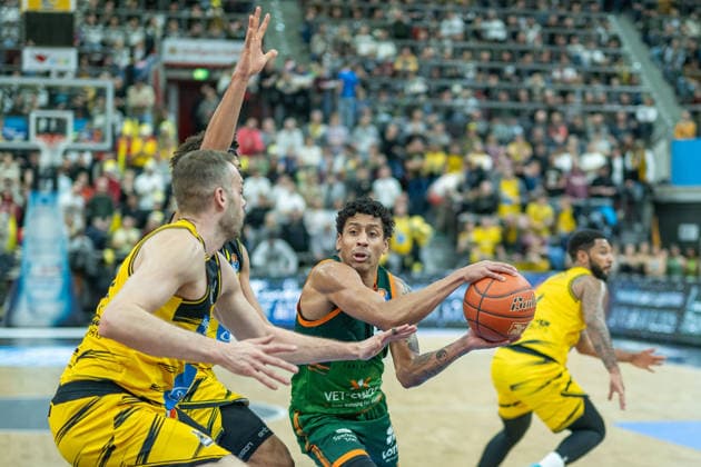 Jonas Wohlfarth Bottermann MHP RIESEN Ludwigsburg, 18 , Brandon Tischler MHP RIESEN Ludwigsburg, 24 , Eli Brooks VET CONCEPT Gladiators Trier, 55 , GER, MHP RIESEN Ludwigsburg vs VET CONCEPT Gladiators Trier, easycredit BBL, Basketball, Bundesliga, Matchday 9, Season 2025 2026, 06 12 2025, GER, MHP RIESEN Ludwigsburg vs VET CONCEPT Gladiators Trier, easycredit BBL, Basketball, Bundesliga, Matchday 9, Season 2025 2026, 06 12 2025 Ludwigsburg Copyright: xEibner-Pressefoto SaschaxWaltherx EP_EER