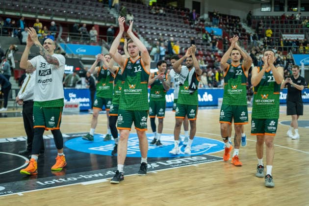 The Gladiators are happy with the fans about the away win, GER, MHP RIESEN Ludwigsburg vs VET CONCEPT Gladiators Trier, easycredit BBL, Basketball, Bundesliga, Matchday 9, Season 2025 2026, 06 12 2025, GER, MHP RIESEN Ludwigsburg vs VET CONCEPT Gladiators Trier, easycredit BBL, Basketball, Bundesliga, Matchday 9, Season 2025 2026, 06 12 2025 Ludwigsburg Copyright: xEibner-Pressefoto SaschaxWaltherx EP_EER