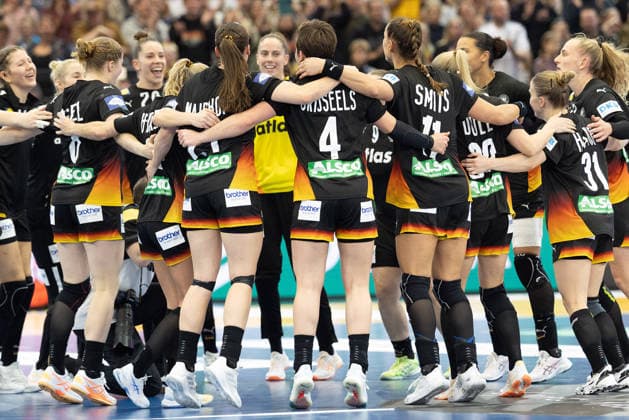 Spain Germany, IHF Womens Handball World Championship cheers of the German team after the end of the match 3 main round match of the Womens Handball World Championship between Spain and Germany on December 6, 2025 at the Westfalenhalle in Dortmund , Dortmund Nordrhein Westfalen Germany Westfalenhalle