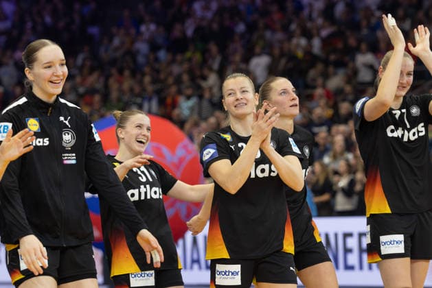 Spain Germany, IHF Womens Handball World Championship Antje Döll Germany, 29, center and her teammates Nieke Kühne Germany, 19 , Alexia Hauf Germany, 31 , Jenny Behrend Germany, 30 and Viola Leuchter Germany, 77 celebrate together with the audience the victory over Spain 3 main round match of the Womens Handball World Championship between Spain and Germany on December 6, 2025 at the Westfalenhalle in Dortmund , Dortmund Nordrhein Westfalen Germany Westfalenhalle