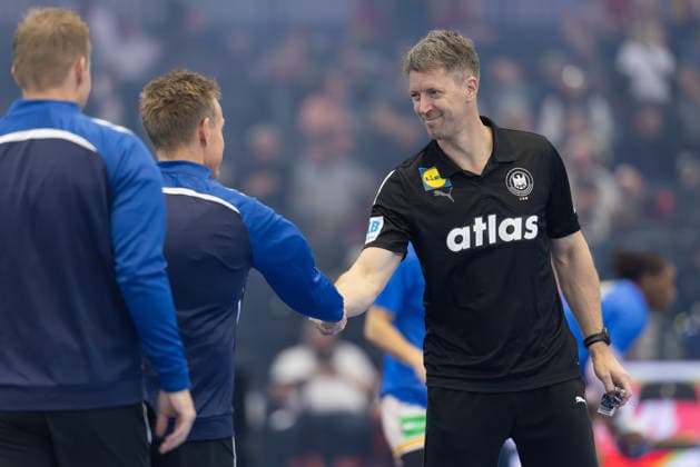 Spain Germany, IHF Womens Handball World Championship national coach Markus Gaugisch welcomes the two referees Hansen and Madsen from Denmark 3 main round match of the Womens Handball World Championship between Spain and Germany on December 6, 2025 in the Westfalenhalle in Dortmund , Dortmund North Rhine-Westphalia Germany Westfalenhalle