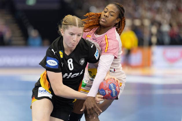 Spain Germany, IHF Womens Handball World Championship Nina Engel Germany, 8 in a duel with Danila So Delgado Pinto Spain, 27 3 Main round match of the Womens Handball World Championship between Spain and Germany on December 6, 2025 at the Westfalenhalle in Dortmund , Dortmund Nordrhein Westfalen Germany Westfalenhalle