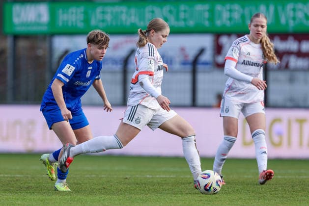 from left Lea Mauly SV Meppen, 19 and Greta Hünten FC Bayern München II, 33 in a duel, dynamic, action, action, game scene, THE DFB REGULATIONS PROHIBIT ANY USE OF PHOTOGRAPHS AS IMAGE SEQUENCES AND OR QUASI VIDEO , 07 12 2025, Meppen Germany , Football, 2 Womens Bundesliga, SV Meppen FC Bayern München II xobx