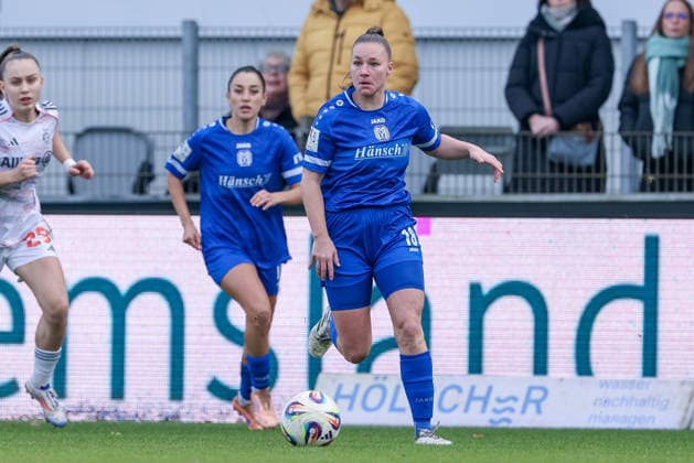 Lana Hubbeling SV Meppen, 18 on the ball, single image, full body, action, action, match scene, THE DFB GUIDELINES PROHIBIT ANY USE OF PHOTOGRAPHS AS IMAGE SEQUENCES AND OR QUASI VIDEO DFB REGULATIONS PROHIBIT ANY USE OF PHOTOGRAPHS AS IMAGE SEQUENCES AND OR QUASI VIDEO , 07 12 2025, Meppen Germany , Soccer, 2 Women Bundesliga, SV Meppen FC Bayern München II xobx