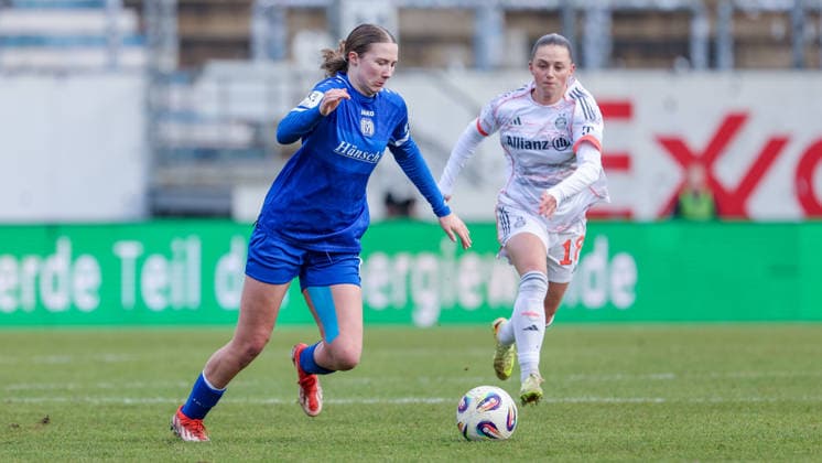 from left Laura Bröring SV Meppen, 6 on the ball, single image, full body, action, action, match scene, Maria Plattner FC Bayern München II, 18 , THE DFB REGULATIONS PROHIBIT ANY USE OF PHOTOGRAPHS AS IMAGE SEQUENCES AND OR QUASI VIDEO , 07 12 2025, Meppen Germany , Football, 2 Womens Bundesliga, SV Meppen FC Bayern München II xobx