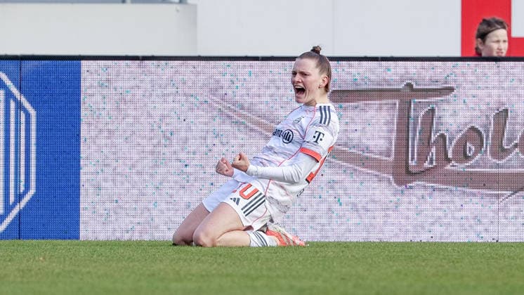 Goalscorer Sarah Ernst FC Bayern Munich II, 10 with goal celebration, cheering, jubilant, optimistic, game scene, highlight, joy about the goal to 0 1, THE DFB REGULATIONS PROHIBIT ANY USE OF PHOTOGRAPHS AS IMAGE SEQUENCES AND OR QUASI VIDEO , 07 12 2025, Meppen Germany , Football, 2 Womens Bundesliga, SV Meppen FC Bayern München II xobx