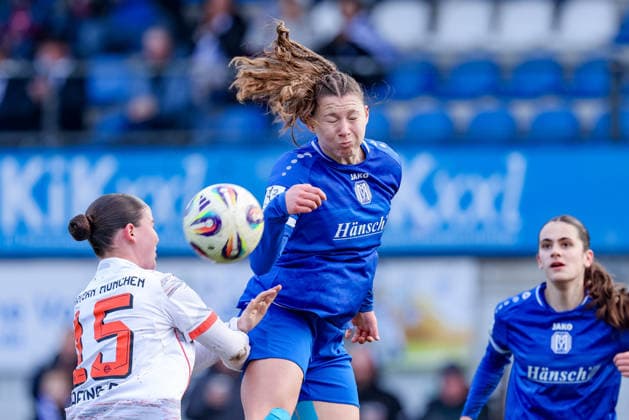 from left Laura Dafinger FC Bayern München II, 15 and Sarah Hagg SV Meppen, 12 in header duel, header, duel, action, action, game scene, THE DFB REGULATIONS PROHIBIT ANY USE OF PHOTOGRAPHS AS IMAGE SEQUENCES AND OR QUASI VIDEO , 07 12 2025, Meppen Germany , Football, 2 Womens Bundesliga, SV Meppen FC Bayern München II xobx