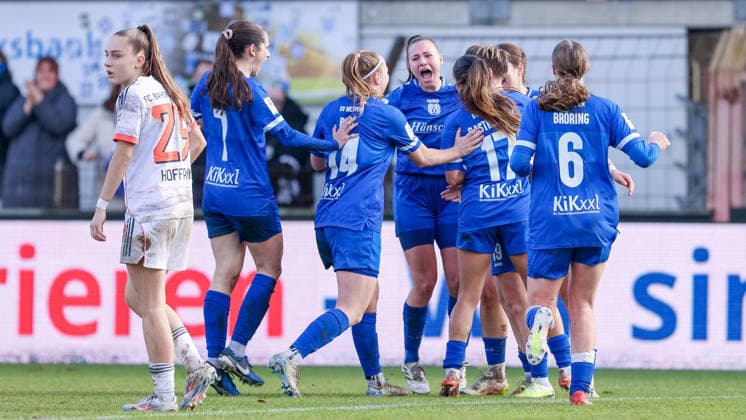 SV Meppen players with goal celebration, cheering, jubilant, optimistic, game scene, highlight, joy about the goal to 1 1, THE DFB REGULATIONS PROHIBIT ANY USE OF PHOTOGRAPHS AS IMAGE SEQUENCES AND OR QUASI VIDEO , 07 12 2025, Meppen Germany , Football, 2 Womens Bundesliga, SV Meppen FC Bayern München II xobx