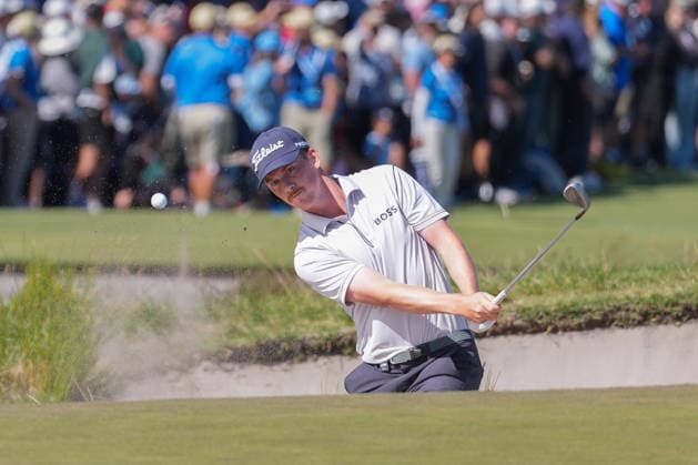 December 7, 2025, Melbourne, Victoria, Australia: Daniel Hillier of New Zealand plays out of the bunker on the 18th hole in his final round at the 2025 Crown Australian Open at The Royal Melbourne Golf Club in Melbourne, Victoria, Australia. Melbourne Australia - ZUMAl303 20251207_aaf_l303_057 Copyright: xSydneyxLowx