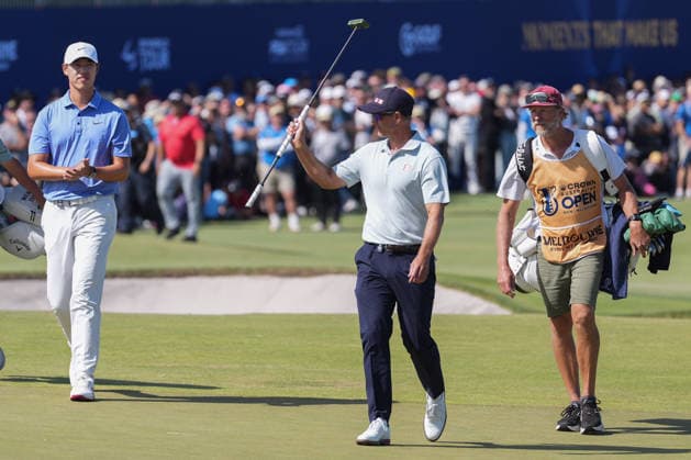 December 7, 2025, Melbourne, Victoria, Australia: Adam Scott of Australia acknowledges the crowd on the 18th hole in his final round at the 2025 Crown Australian Open at The Royal Melbourne Golf Club in Melbourne, Victoria, Australia. Melbourne Australia - ZUMAl303 20251207_aaf_l303_059 Copyright: xSydneyxLowx