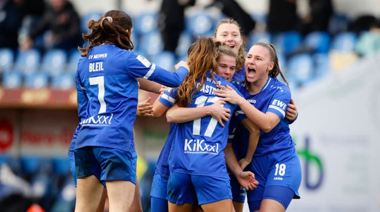 07 12 2025, Hänsch Arena, Meppen, GER, SVM Frauen 2 Frauen Bundesliga SV Meppen vs Bayern München II, cheering after 2 1 goal by Chantal Schouwstra SV Meppen 20 , hidden DFL REGULATIONS PROHIBIT ANY USE OF PHOTOGRAPHS AS IMAGE SEQUENCES AND OR QUASI VIDEO Meppen Niedersachsen Germany Hänsch Arena