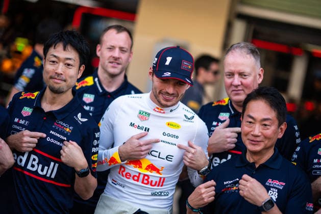 December 7, 2025, Abu Dhabi, United Arab Emirates: Oracle Red Bull Racing 1 Team s Dutch driver Max Verstappen in the pit lane for the team photo at the Formula 1 Abu Dhabi Grand Prix 2025. Abu Dhabi United Arab Emirates - ZUMAs197 20251207_aaa_s197_043 Copyright: xLucaxMartinix