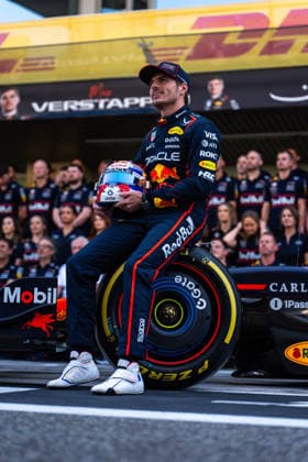 December 7, 2025, Abu Dhabi, United Arab Emirates: Oracle Red Bull Racing 1 Team s Dutch driver Max Verstappen in the pit lane for the team photo at the Formula 1 Abu Dhabi Grand Prix 2025. Abu Dhabi United Arab Emirates - ZUMAs197 20251207_aaa_s197_046 Copyright: xLucaxMartinix