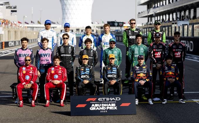 ABU DHABI - The drivers pose for a group photo before the drivers parade at the Yas Marina Circuit during the Abu Dhabi Grand Prix. ANP SANDER KONING xVIxANPxSportx xxANPxIVx 544165766 originalFilename: 544165766.jpg