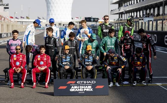 ABU DHABI - The drivers pose for a group photo before the drivers parade at the Yas Marina Circuit during the Abu Dhabi Grand Prix. ANP SANDER KONING xVIxANPxSportx xxANPxIVx 544165828 originalFilename: 544165828.jpg