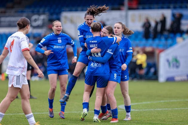SV Meppen players with goal celebration, cheering, jubilant, optimistic, match scene, highlight, joy about the goal to 5 2, THE DFB REGULATIONS PROHIBIT ANY USE OF PHOTOGRAPHS AS IMAGE SEQUENCES AND OR QUASI VIDEO , 07 12 2025, Meppen Germany , Football, 2 Womens Bundesliga, SV Meppen FC Bayern München II xobx
