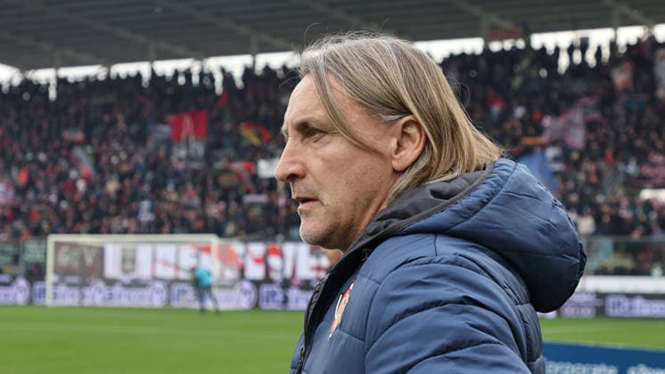 Cremonese s head coach Davide Nicola during the Serie A soccer match between Cremonese and Lecce at the Giovanni Zini Stadium in Cremona Italy - Sunday, 7 december 2025. - Soccer .  Copyright: xAlbertoxMariani LaPressex