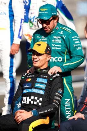 Abu Dhabi, Yas Marina F1 GP Abu Dhabi 2025, No 4 Lando Norris GBR , McLaren MCL39, Mercedes, No 14 Fernando Alonso ESP , Aston Martin Aramco Formula One Team, Aston Martin AMR25, Mercedes Abu Dhabi Abu Dhabi