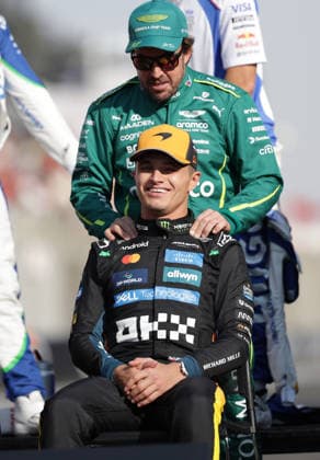 07.12.2025, Yas Marina Circuit, Abu Dhabi, Formula 1 Etihad Airways Abu Dhabi Grand Prix 2025 , im Bild Fernando Alonso (ESP), Aston Martin Aramco Cognizant Formula One Team, Lando Norris (GBR), McLaren F1 Team (Photo by Alessandro Martellotta Hasan Bratic DeFodi Images)