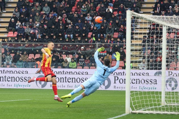 occasione Lecce s Nikola Stulic during the Serie A soccer match between Cremonese and Lecce at the Giovanni Zini Stadium in Cremona Italy - Sunday, 7 december 2025. - Soccer .  Copyright: xAlbertoxMariani LaPressex