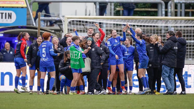07 12 2025, Hänsch Arena, Meppen, GER, SVM Frauen 2 Frauen Bundesliga SV Meppen vs Bayern München II, the Meppen girls celebrate their victory DFL REGULATIONS PROHIBIT ANY USE OF PHOTOGRAPHS AS IMAGE SEQUENCES AND OR QUASI VIDEO Meppen Lower Saxony Germany Hänsch Arena