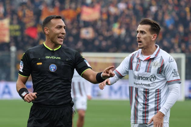 referee Giuseppe Mucera during the Serie A soccer match between Cremonese and Lecce at the Giovanni Zini Stadium in Cremona Italy - Sunday, 7 december 2025. - Soccer .  Copyright: xAlbertoxMariani LaPressex