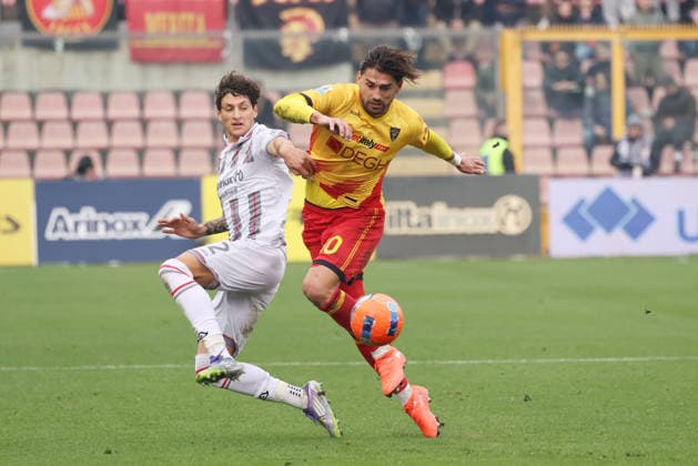 Cremonese s Floriani Romano Mussolini and Lecce s Santiago Pierotti during the Serie A soccer match between Cremonese and Lecce at the Giovanni Zini Stadium in Cremona Italy - Sunday, 7 december 2025. - Soccer .  Copyright: xAlbertoxMariani LaPressex