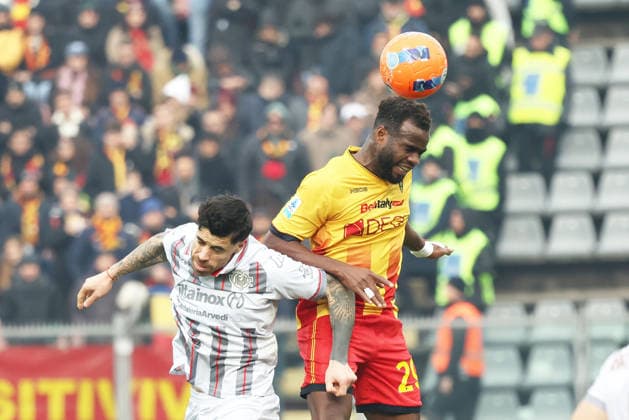Lecce s Lassana Coulibaly and Cremonese s Martin Payero during the Serie A soccer match between Cremonese and Lecce at the Giovanni Zini Stadium in Cremona Italy - Sunday, 7 december 2025. - Soccer .  Copyright: xAlbertoxMariani LaPressex