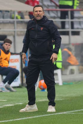 December 7, 2025, Cremona: Cremonese head coach Eusebio Di Francesco gestures during the italian Serie A soccer match between US Cremonesee vs US Lecce at the Giovanni Zini stadium in Cremona, Italy, 07 December 2025. ANSA Soccer: Serie A; Cremonese Vs Lecce  - ZUMAa110 20251207_zaf_a110_004 Copyright: xDavidexCasentinix