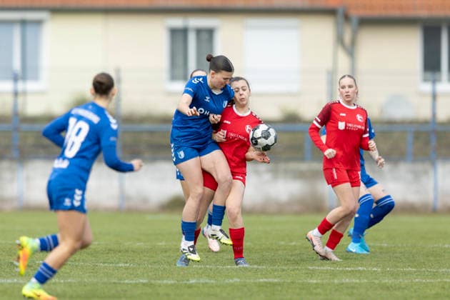 Regionalliga Nordost Frauen 1 FC Magdeburg vs 1 FFV Erfurt Magdeburg 07 12 2025 Amy Cienskowski 25 1 FC Magdeburg vs Jasmin Sautter 4 1 FFV Erfurt Regionalliga Nordost Frauen 1 FC Magdeburg vs 1 FFV Erfurt Heinrich Germer Stadion Magdeburg 07 12 2025 Copyright: xBEAUTIFULxSPORTS Duehringx