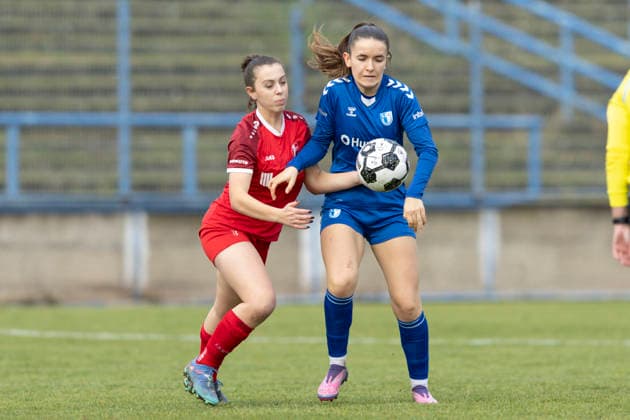 Regionalliga Nordost Frauen 1 FC Magdeburg vs 1 FFV Erfurt Magdeburg 07 12 2025 Jasmin Sautter 4 1 FFV Erfurt vs Hanna Eckl 6 1 FC Magdeburg Regionalliga Nordost Frauen 1 FC Magdeburg vs 1 FFV Erfurt Heinrich Germer Stadion Magdeburg 07 12 2025 Copyright: xBEAUTIFULxSPORTS Duehringx